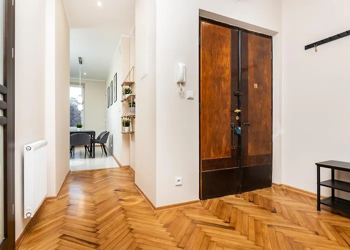 Spacious Apartment Around The Food Market - 5\' To The Market Square - By Upstairs